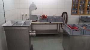 technische Ausstattung für gewoftes, geschnittes Frischfleisch und Bandsäge zum Zerkleinern von Knochen